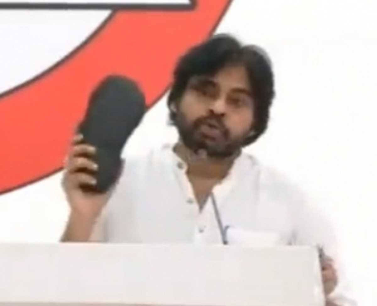 नाराज पवन कल्याण ने वाईएसआरसीपी को दी चेतावनी, बोले- चप्पल से पीटेंगे